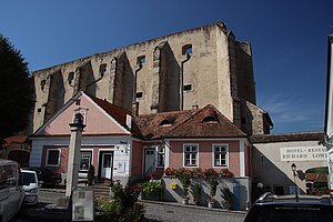 Dürnstein, Pranger vor der Ruine des Dominikanerinnenklosters