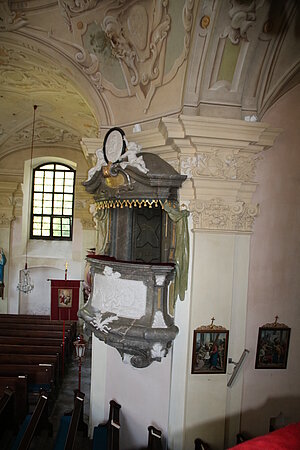 Rosenau-Schloss, Schloss- und Pfarrkirche hll. Dreifaltigkeit, barocker Zentralbau 1739 geweiht, 1767-68 Zubau der Querarme und der Sakristei