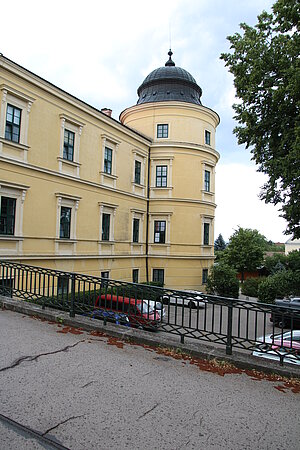 Judenau, Schloss Judenau, Bauteile des 17. und 18. Jh.s, einheitliche Fassadierung und Zubauten ab 1854