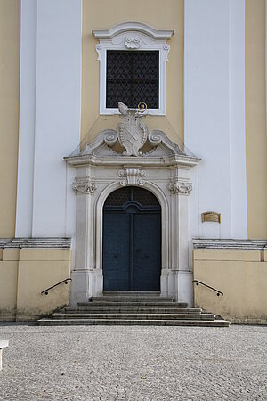 Wullersdorf, Pfarrkirche hl. Georg, Pilasterportal mit Wappen des Stiftes Melk, Christian Oedtl zugeschrieben