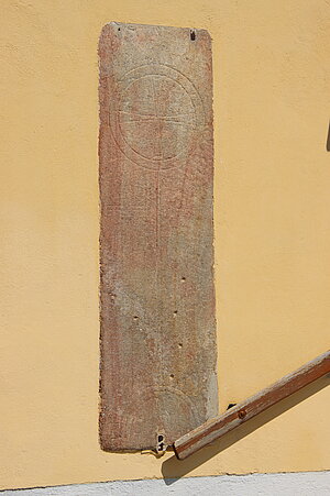 Ysper, Pfarrkirche hl. Lorenz, Grabplatte mit Ritzzeichnung, Kreuz, Schwert und Lilie, 2. Hälfte 13. Jahrhundert