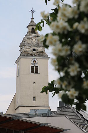 Kilb, Turm der Pfarrkirche, am Sockel bezeichnet 1519