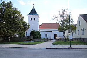 Markthof, Pfarrkirche hl. Georg, Teil einer mittelalterlichen Wehranlage, im Kern romanische Kirche, barockisiert