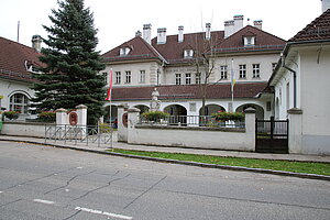 Mauerbach, Kaiser-Jubiläum-Schule, 1908 nach Plänen von Josef Hofbauer errichtet