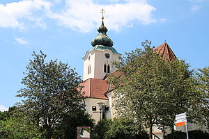 St. Martin am Ybbsfelde, Pfarrkirche hl. Martin, zwischen hohem gotischen Turm und frühgotischem Chor Langhausneubau von 1988