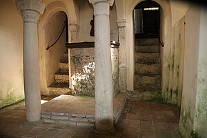 Sankt Pantaleon, Pfarrkirche hl. Pantaleon, romanische Krypta, 11. Jh.