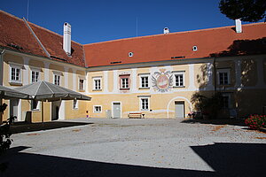 Raabs an der Thaya, Pfarrhof, zweigeschossige Vierflügelanlage, spätes 16. / erste Hälfte 17. Jahrhundert