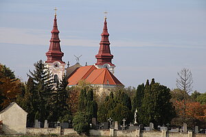 Wullersdorf, Blick vom Friedhof auf die Pfarrkirche hl. Georg
