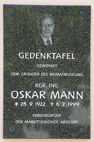 Absdorf, Hauptplatz - Gedenktafel für Oskar Mann an der ehem. Volksschule