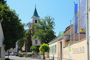 Bad Fischau, Blick auf die Pfarrkirche