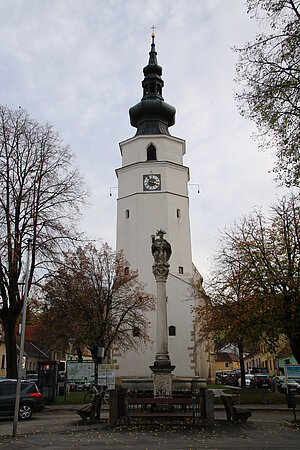 Königstetten, Pfarrkirche hl. Jakobus der Ältere, davor Dreifaltigkeitssäule, 1768 errichtet