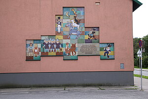 Leopoldsdorf im Marchfeld, Fassadenschmuck des Kindergartens