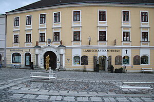 Melk, Rathausplatz 10, Apothekerhaus, ehem. Lebzelterhaus, im Kern spätmittelalterlich, Portal 1. Hälfte 17. Jh.s