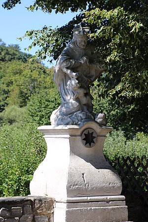 Raabs an der Thaya, Steingruppe kniender Hl. Johannes Nepomuk mit Putto an der Thayabrücke, 2. Hälfte 18. Jahrhundert