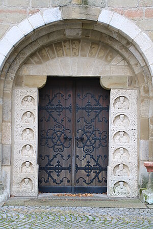 Tulln, Stadtpfarrkirche hl. Stephan, Westportal mit reliefierten Türpfosten, um 1200