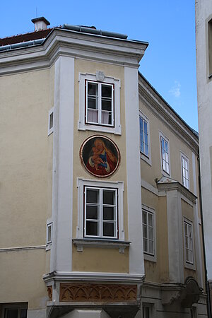 Ybbs an der Donau, Herrengasse Nr. 23 / Kirchengasse Nr. 9: Eckerker mit spätgotischen Blendarkaden, barockes Haussegensbild Mariahilf