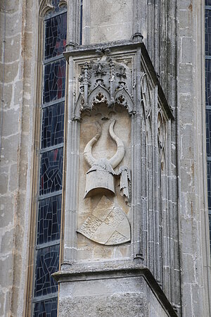 Bad Deutsch-Altenburg, Pfarr- und Wallfahrtskirche Mariae Empfängnis, Reliefwappen auf Turm