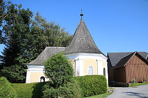 Grainbrunn, Bründlkapelle, 1697 von Bartholomäus Hochhaltinger errichtet, Zubau mit Quelle von 1717