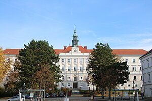 Hollabrunn, Kirchplatz: Erzbischöfliches Knabenseminar, 1880/81 errichtet von Richard jordan und Josef Schmalzhofer