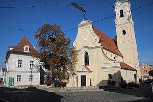 Langenlois, Rathaus und Pfarrkirche hl. Laurentius