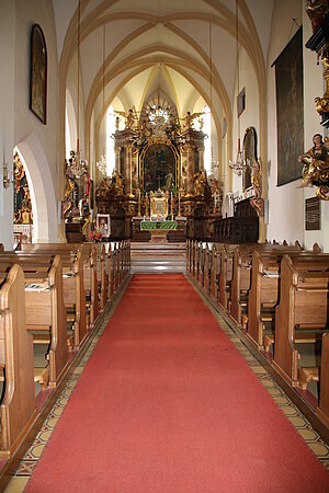 St. Leonhard am Forst, Pfarrkirche St. Leonhard, Kircheninneres, Blick gegen Hochaltar