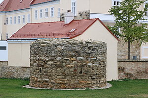 Wolkersdorf, Rest einer mittelalterlichen Rundbastei des mittelalterlichen Baues