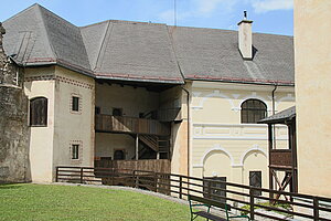 Gloggnitz, sog. Schloss Gloggnitz, ehem. Benediktinerkloster, Innenhof