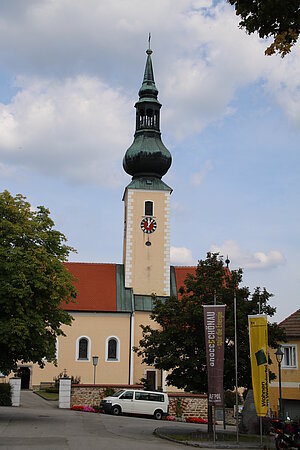 Großschönau, Pfarrkirche hl. Leonhard, urspr. roman. Ostturmkirche, durch gotischen Chor erweitert