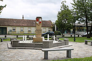 Leopoldsdorf im Marchfeld, Brunnen anlässlich der Markterhebung errichtet