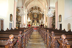 Hainburg, Pfarrkirche hll. Philippus und Jakobus, frühbarocke Saalkirche, vor 1706 vollendet, Blick in das Kircheninnere