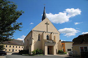 Haugsdorf, Pfarrkirche Hll. Petrus und Paulus, gotischer Bau, 14. Jh., in der 2. Hälfte des 15. Jh.s zur dreischiffigen Hallenkirche umgebaut