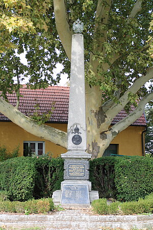 Hausleiten, Hauptplatz, Denkfür für Kaiser Franz Joseph, 1908