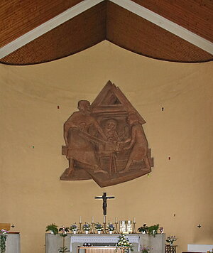 Grimmenstein, Filialkirche hl. Josef der Arbeiter, Relief Hl. Josef lehrt das Jesuskind tischlern, Franz Barwig der Jüngere