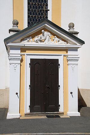 Groß-Siegharts, Pfarrkirche hl. Johannes d. Täufer, Portal