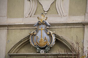 Mistelbach, Wappenkartusche der Barnabiten über dem Hauptportal der ehem. Propstei
