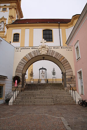 Stockerau, Kirchenstiege von der Hauptstraße aus