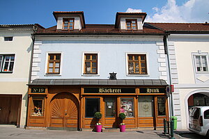 Wilhelmsburg, Obere Hauptstraße Nr. 19, typisches Bürgerhaus mit Geschäftslokal im Erdgeschoß, Bausubstanz im Kern 16. Jh.