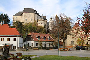 Albrechtsberg an der Großen Krems, Blick über den Hauptplatz auf die Burg