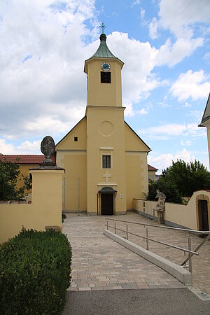 Judenau, Pfarrkirche Allerheiligste Dreifaltigkeit, 1591 als protestantische Schlosskirche unter Helhard Jörger von Tollett errichtet, teilweiser Neubau 1726