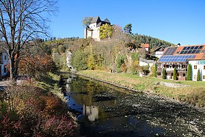 Krumau am Kamp, Blick auf die Burgruine über dem Kamp