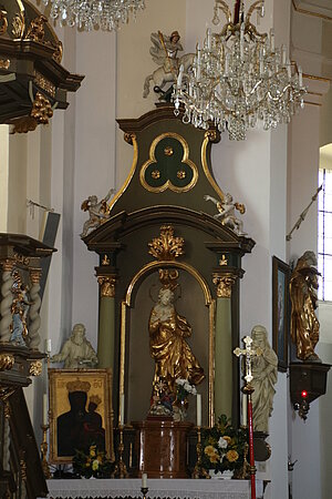 Sommerein, Pfarrkirche Mariae Heimsuchung, hochbarocke Seitenaltäre mit barocken Skulpturen
