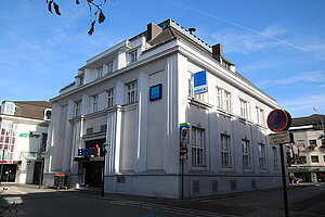 Tulln, Rathausplatz Nr. 8, Sparkasse, 1929 nach den Plänen von Robert Kalesa errichtet