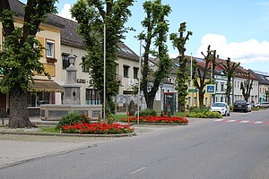 Blindenmarkt, Pfarrkirche hl. Anna, Hauptstraße mit der Lindenallee, die anlässlich des Regierungsjubiläums 1898 gepflanzt wurden