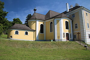 Rosenau-Schloss, Schloss- und Pfarrkirche hll. Dreifaltigkeit, barocker Zentralbau 1739 geweiht, 1767-68 Zubau der Querarme und der Sakristei