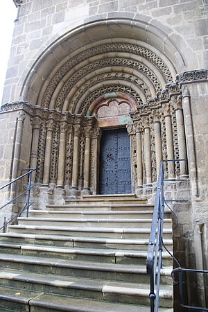 Tulln, Karner, "Dreikönigskapelle", zweischaliger Zentralraum, 2. Viertel 13. Jh., Stufenportal