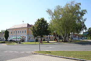 Marktplatz in Angern an der March, Blick Richtung Gasthof zur Taube