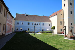 Hirschbach, ehem. Schlosskirche und Westtrakt des Schlosses