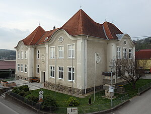 Klein-Pöchlarn, Volksschule im Heimatstil, 1913 errichtet