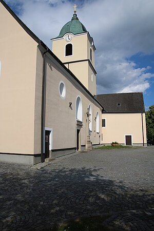Vitis, Pfarrkirche hl. Bartholomäus, im Kern romanisch, innen später veränderte Chorturmkirche