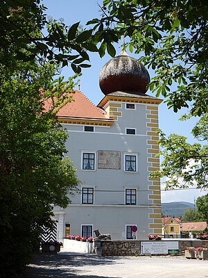 Kottingbrunn, spätromanische Wasserburg, Umbau in Renaissanceschloss im 16. Jh.
